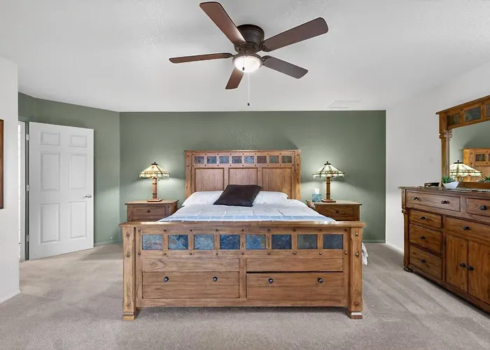 Golf Retreat, Pool, Hot Tub, Pickle-ball, Tennis Holiday home